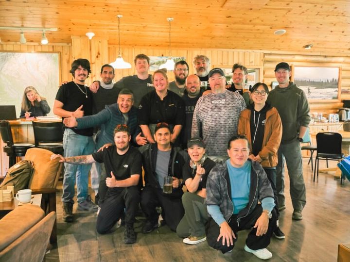 アラスカツアーを通して仲良くなった各国のシェフとロッジのスタッフ