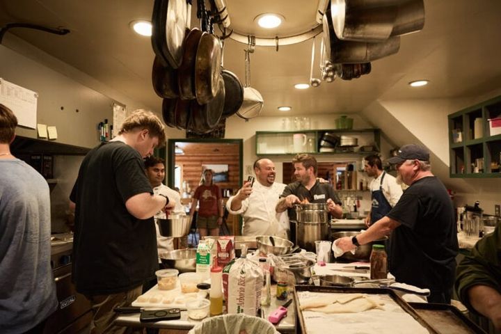 それぞれの料理に興味津々のシェフたち