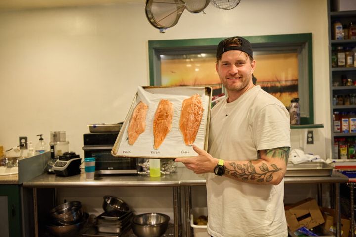 鮭の種類によって、身の色や風味がまったく違います。