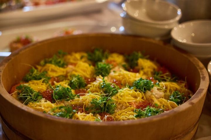 日本から寿司桶を持参してちらし寿司を。