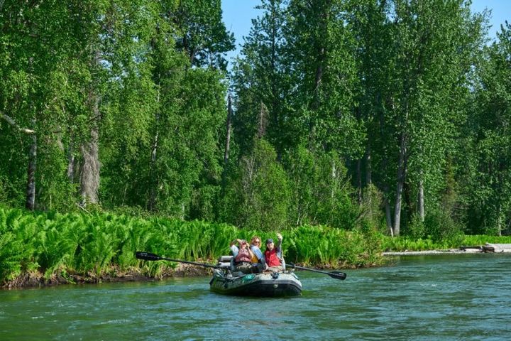 中国チームは手漕ぎボートを体験。