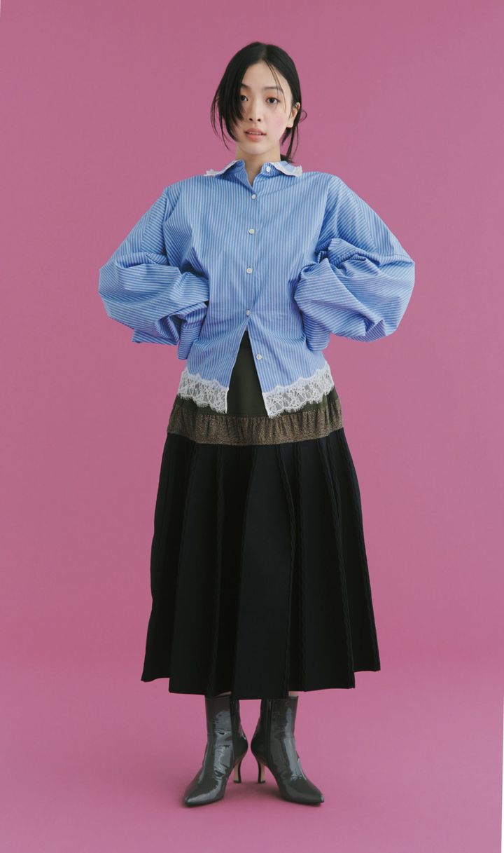 ウエストシェイプされたシャツでスカートのシルエットが際立つ