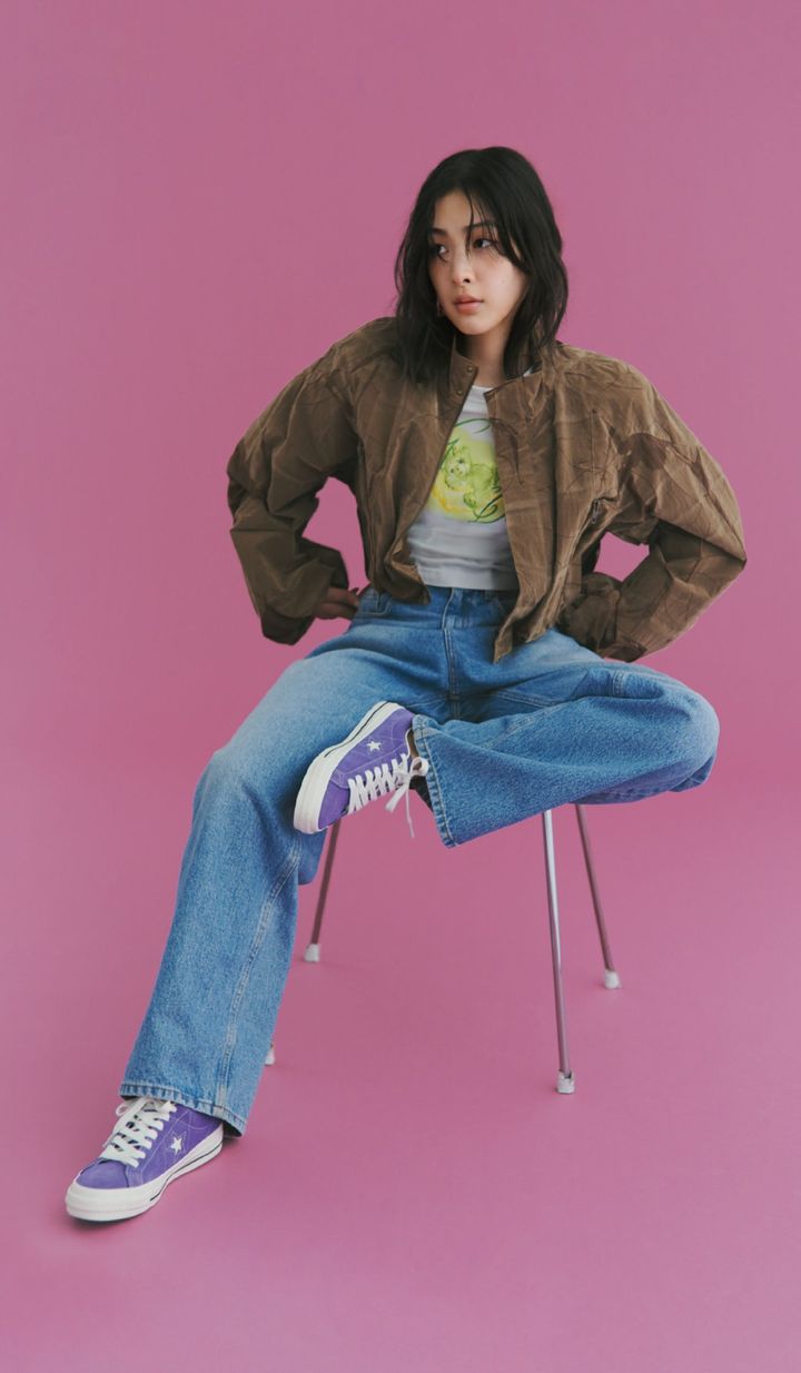 軽やかなショート丈のアウターはボリューミーなボトムスと好相性