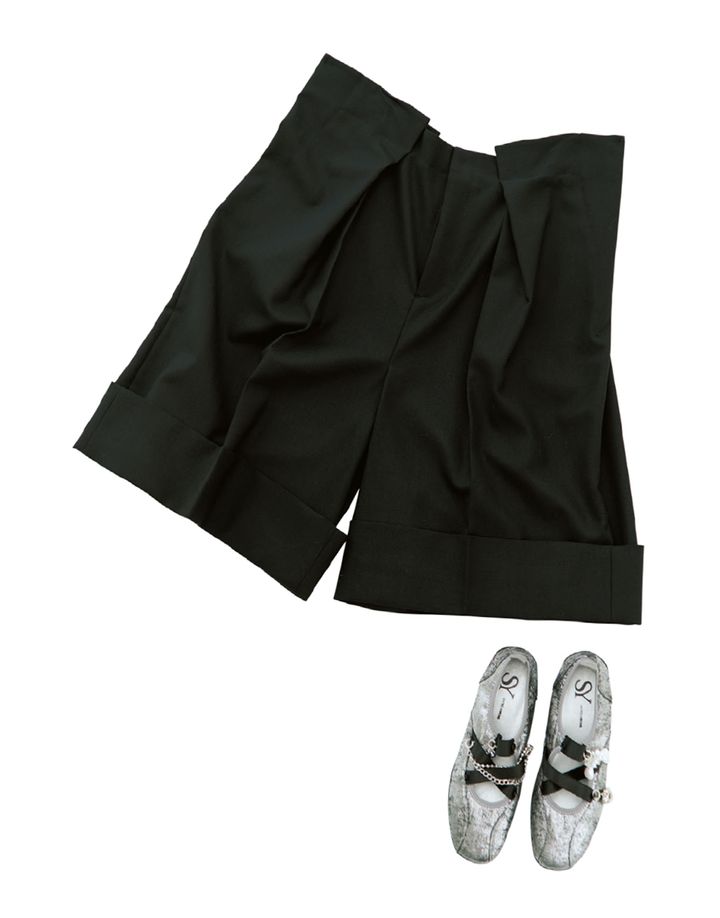 フェミニンなフラット靴でテイストミックスを