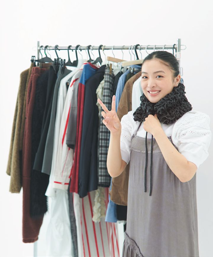 布や革、ビーズなどを使ったアクセサリーをチェック