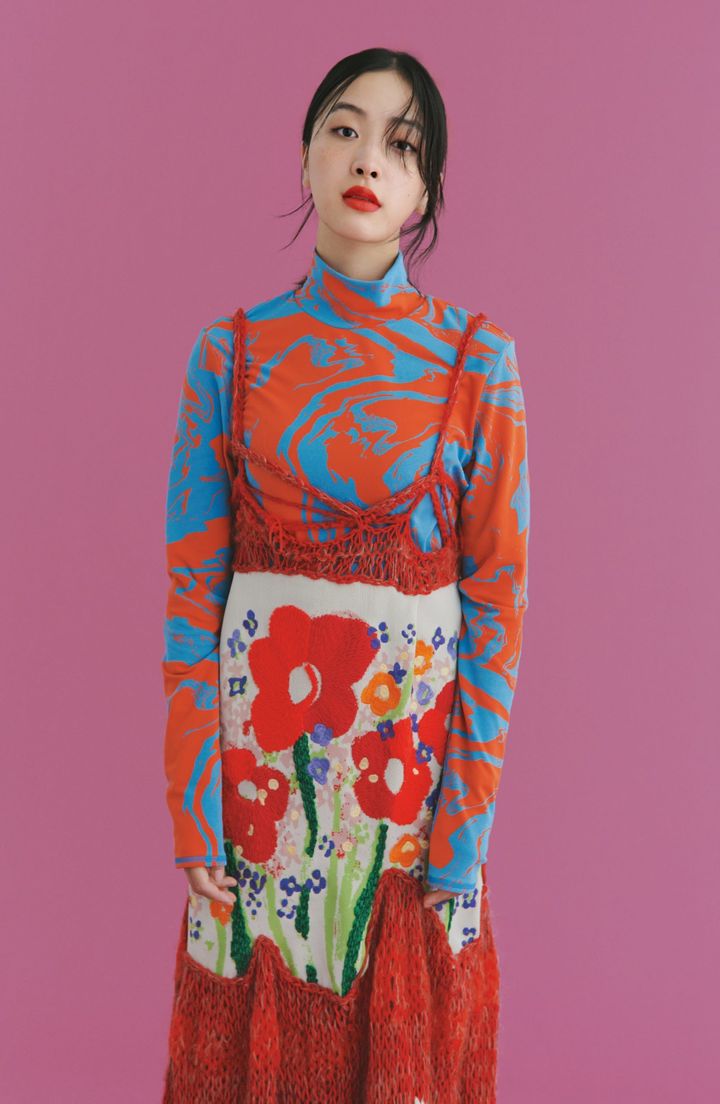 秋に着るフラワーモチーフは、春とは違うレトロな華やぎ