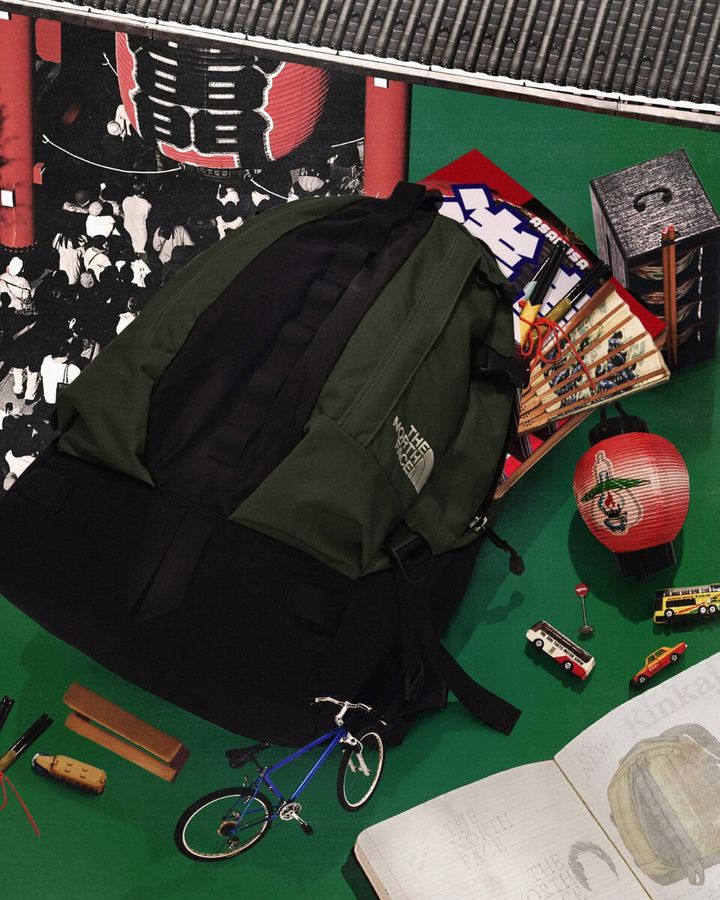 メインコンパートメント内にスリーブポケットを備え、フロントには傘やボトルの収納に便利なファスナー付き縦型ポケットを配置。フロントのセンターのデイジーチェーンには、カラビナなどで小物を連結できます。「クレッターサック」同様に、軽さとタフさを両立した素材使いで、タウンユースからハイキングまで幅広いシーンに活躍する。