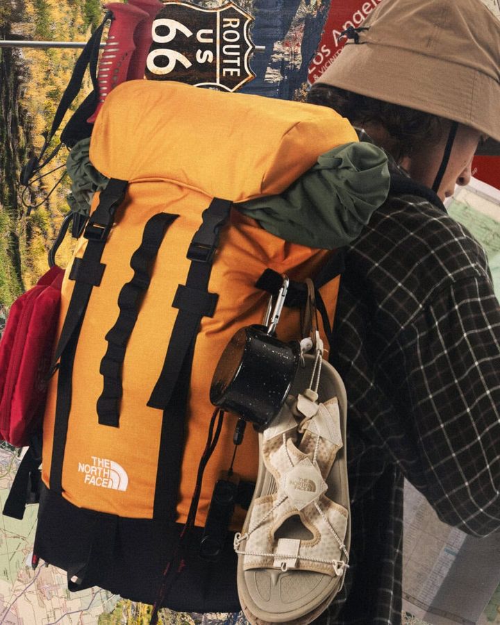 1990 年代に発売され人気を博した「Klettersac」と「Kinkajou」の2モデルが、アップデートされて新登場。クラシックなルックスはそのままに、スリーブポケットの追加や、耐久性と軽量性を兼ね備えた素材の採用により、現代の都市生活により馴染む仕様へと進化している。