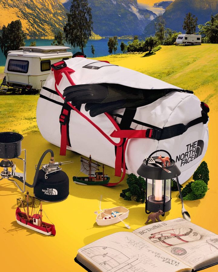 44L容量のSサイズ小型ダッフルバッグは、ショルダーハーネスをより背負いやすく、そして荷物収納の利便性を追求。メイン素材は、環境に配慮した 1000 デニールのリサイクルポリエステルに、TPE ファブリックラミネートを施した高強度の生地を採用。濡れや汚れに強い TPE ファブリックラミネート素材は、重量のある登攀ギアや不揃いな荷物なども気兼ねなく収納できる高い耐摩耗性が特長となっている。