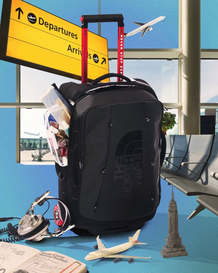 メイン素材には、耐久性の高い 1000 デニールの TPE ファブリックラミネート（リサイクルポリエステル）を採用。背面の成型モールドパネルは、重いギアなどを収納しても型崩れしないスマートな収納性です。直径 9cmの大きなホイールは、悪路でも進めます。スムーズな移動を可能にするため、収納できるウィーラーハンドルや、ボトム・サイド・トップには荷上げなどに便利なグラブハンドルを装備。