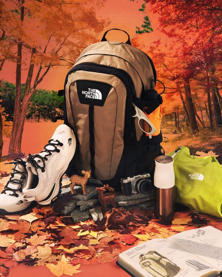 背骨のラインに合わせてクリアランスを保つスパインチャンネル構造で背骨への負担を軽減しつつ、エアメッシュと PE シートの立体構造により高い通気性を確保。ショルダーハーネスはフレックスベントテクノロジーを採用し、テクニカルパックで培った技術で仕上げている。