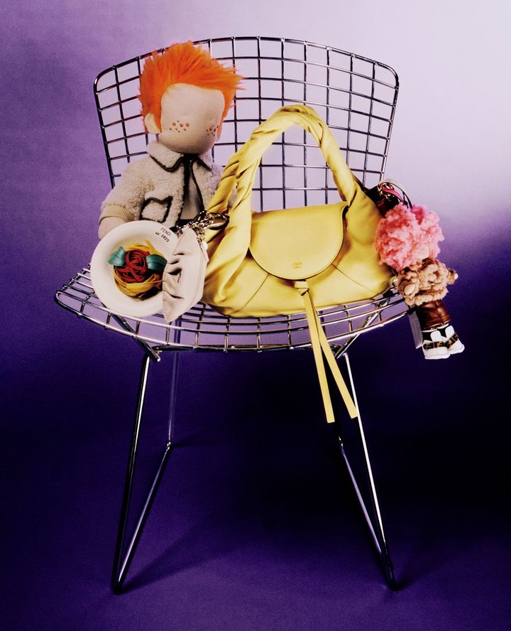 今季チャームを取り入れるなら、個性的なセレクトを。バッグ 本体 H18cm ￥499,400 〈左から〉バッグチャーム ￥704,000 パスタモチーフ ￥145,200 餃子モチーフ ￥90,200 バッグチャーム（9月発売予定） ￥162,800（すべて予定価格）／すべてFENDI（フェンディ ジャパン）