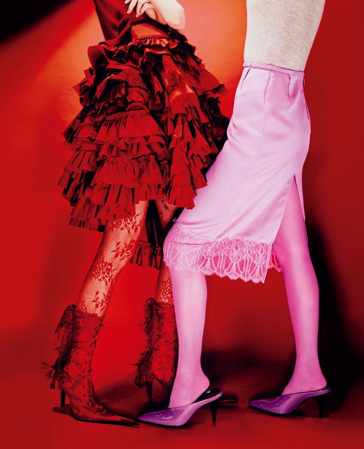 〈右〉トップ ￥297,000 スカート ￥297,000 タイツ￥35,200 シューズ ヒール8.5cm ￥167,200／すべてGUCCI（グッチ クライアントサービス） 〈左〉ドレス ￥1,986,820（参考価格） タイツ ￥43,560 ブーツ ヒール11cm ￥240,790（参考価格）／すべてMcQUEEN（アレキサンダー・マックイーン クライアントサービス）