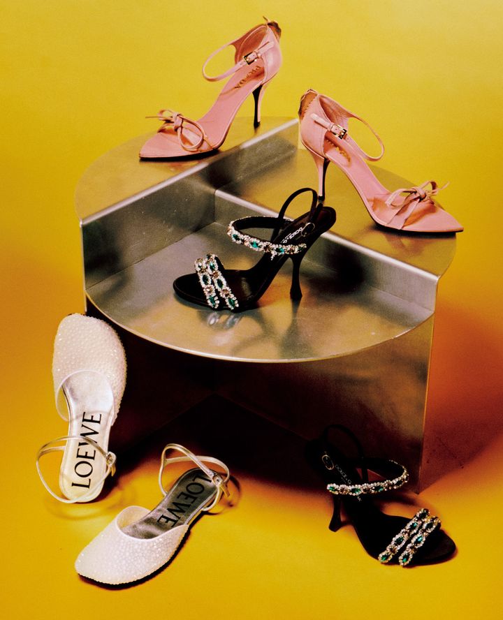 明るいカラーや装飾たっぷりのシューズは、日常のシンプルなコーデを煌びやかにしてくれる。〈上から〉シューズ ヒール8.5cm ￥198,000（予定価格、参考色）／PRADA（プラダ クライアントサービス） シューズ ヒール10.5cm ￥385,000（予定価格）／DOLCE & GABBANA（ドルチェ＆ガッバーナ ジャパン） シューズ ヒール0.5cm ￥223,300（予定価格）／LOEWE（ロエベジャパン クライアントサービス）