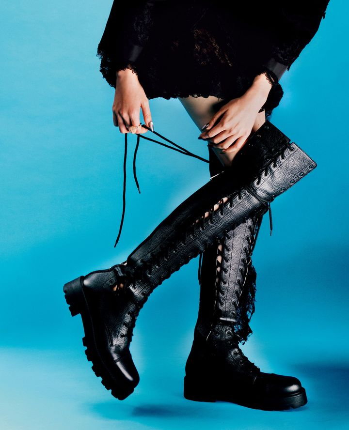 シャープながら迫力のあるロングブーツは、スタイル全体をキリッと引き締めるのに最適なチョイス。ジャケット ￥2,500,000 スカート ￥720,000 リング ￥68,000 ブーツ ヒール4.5cm ￥410,000／すべてDIOR（クリスチャン ディオール）