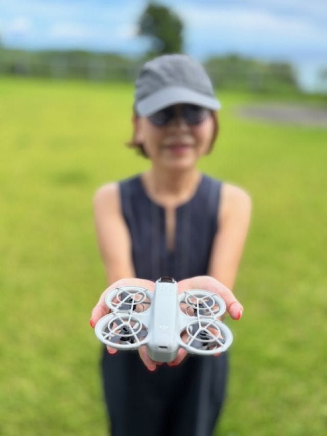 ドローンを手に持つ小西まどかさん