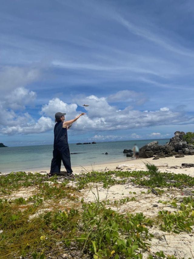 ドローンを飛ばす小西まどかさん