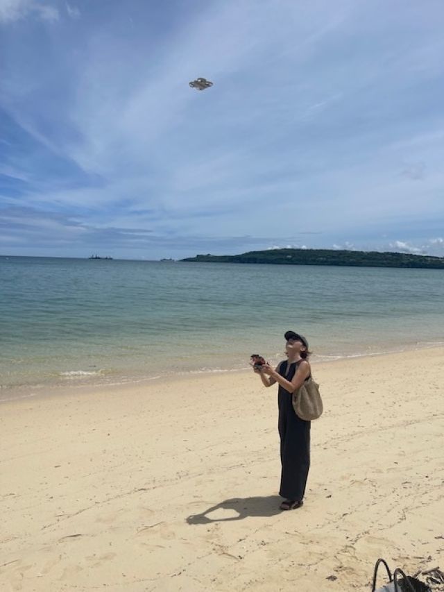 ドローンを飛ばす小西まどかさん