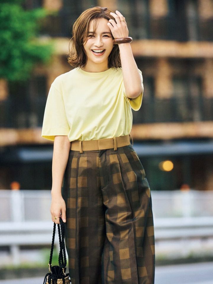 Tシャツ9680円（スローン／ザ ショップ スローン 神戸） パンツ5万2800円（ハイク／ボウルズ） ダブルリング※ルミネ新宿店限定27万5000円、シグネットリング7万1500円（ともにピモンテ） バングル1万5400円（ベンアムン）、バッグ7万1500円（ル ナイン／ともにピモンテ）