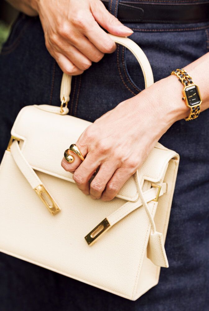 「プラスオトハ」のリング、バッグは「モラビト」、腕時計は30年前の「シャネル」