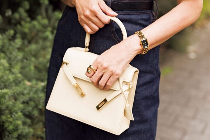 「プラスオトハ」のリング、バッグは「モラビト」、腕時計は30年前の「シャネル」