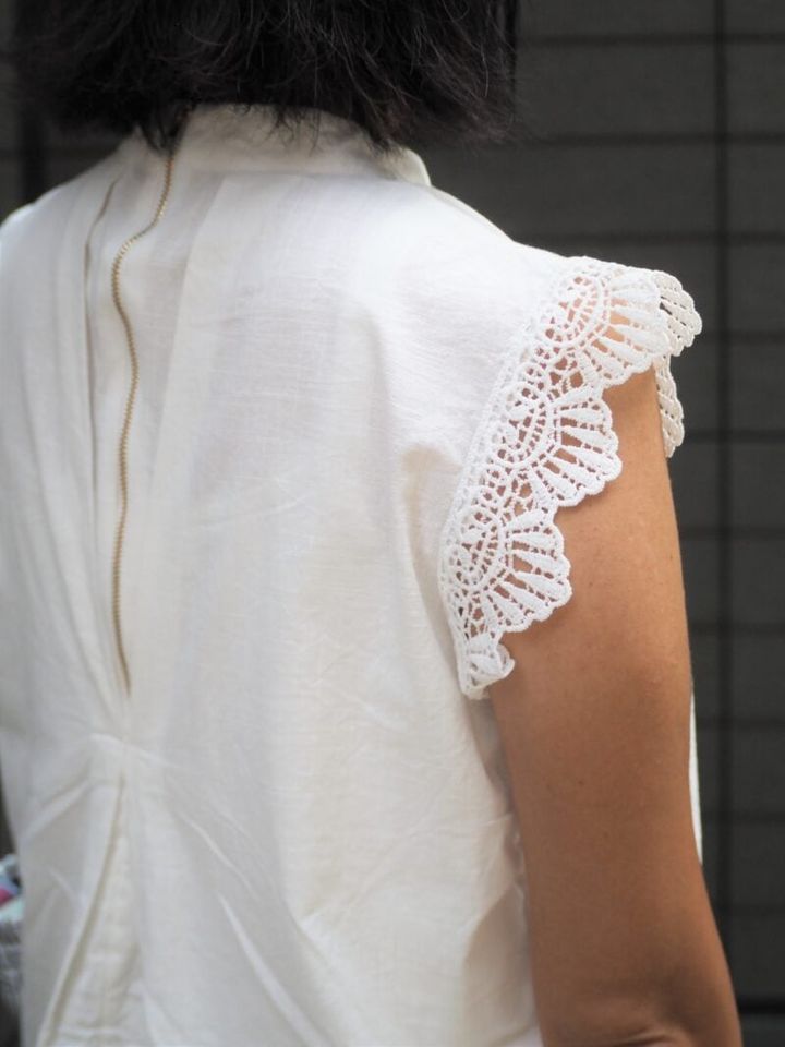 フリルブラウス