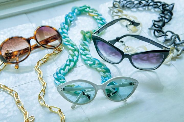 グラスチェーン（右）¥14,300、（中）¥14,300、（左）¥9,900 ／すべてコティ （スーヴニール・ド・パリ）、サングラス／かれんさん私物