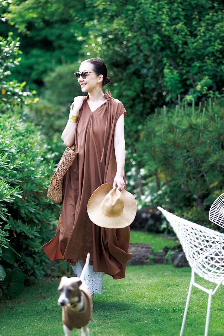 ワンピース￥39,600、パンツ￥29,700 ／ともにハウス オブ ロータス、バッグ￥26,400 ／カマーリア（すべてハウス オブ ロータス 二子玉川店）、サングラス／かれんさん私物