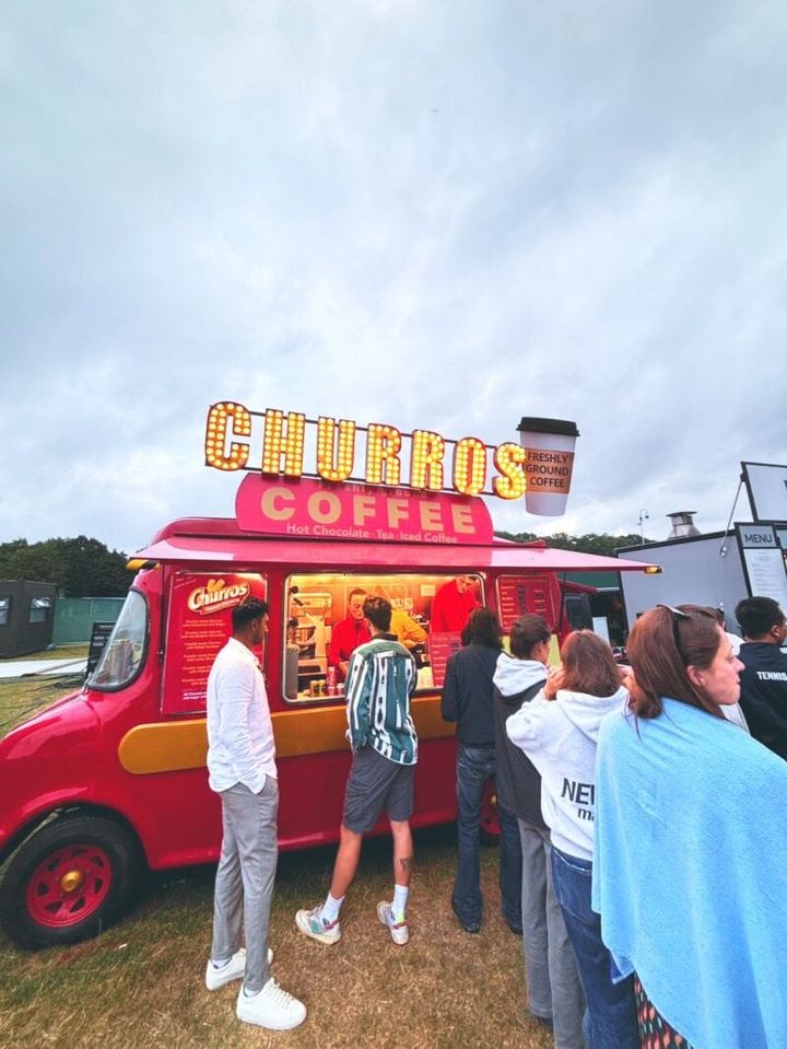 ウィンブルドンの会場外【たかまるゆうかの英国スケッチ】