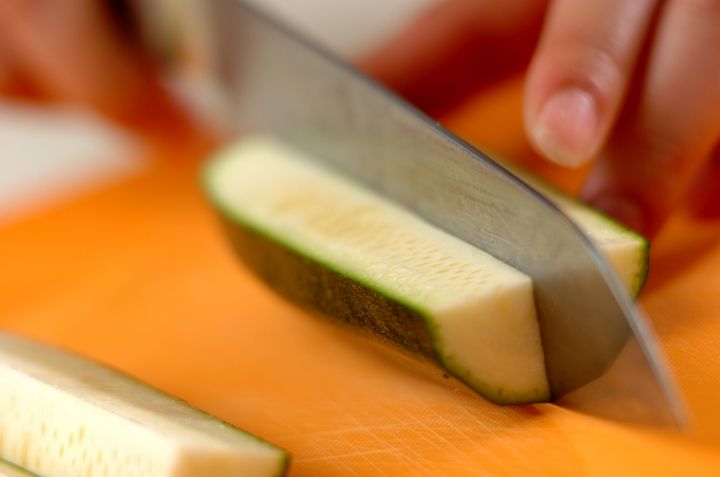 豚肉のズッキーニ巻きの下準備1