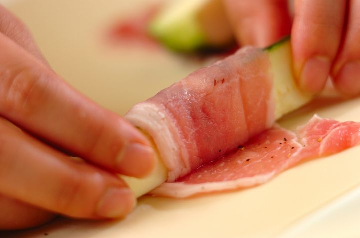豚肉のズッキーニ巻きの作り方1