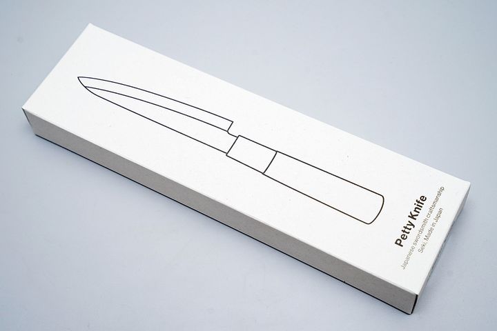スタンダードプロダクツの「ペティナイフ」税込1,100円。パッケージの佇まいすら、すでにダイソーの製品とは思えません。