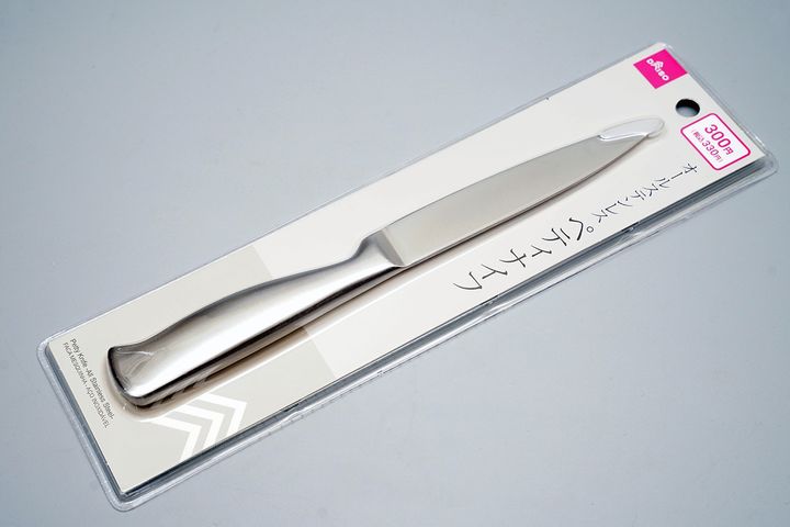 「ペティナイフ（オールステンレス）」税込330円とダイソーのアイテムとしてはちょっとお高めですが、安心のダイソー感が漂います。