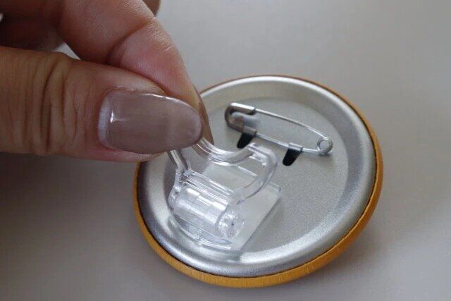 推し活缶バッジスタンド2P 取り付け