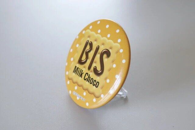 推し活缶バッジスタンド2P 使用例