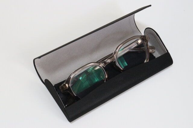 ダイソーのコンパクトなメガネ拭き付メガネケース