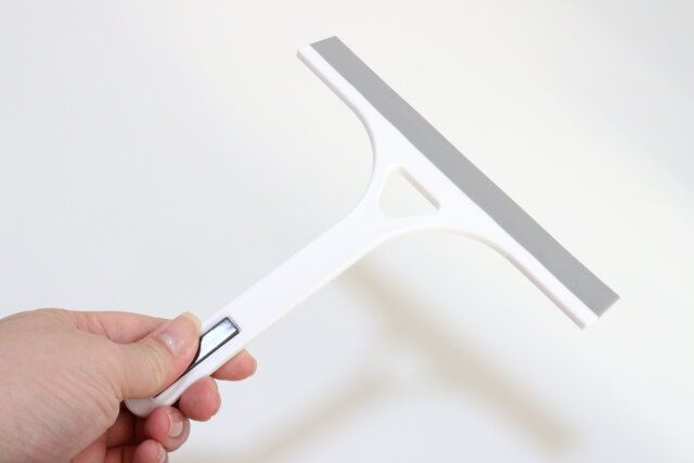 ダイソー 磁石で引っ付くお風呂のスクレーパー