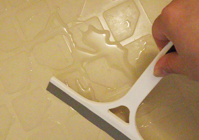 ダイソー 磁石で引っ付くお風呂のスクレーパー 凸凹 使用例