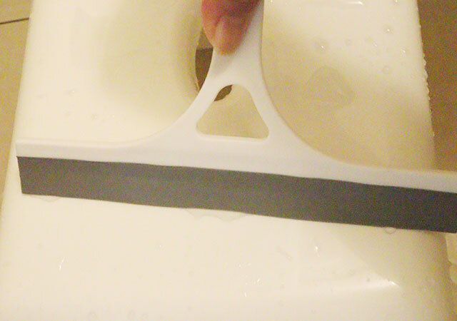 ダイソー 磁石で引っ付くお風呂のスクレーパー 平らな面 使用例