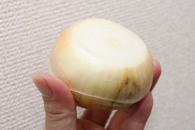 3COINS スリーコインズ スリコ シリコーンフードラップ3個セット 伸びる 使用例 たまねぎ