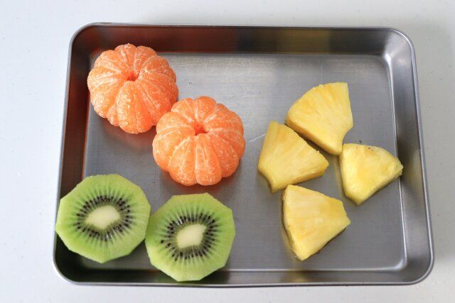 皮を剥いたみかん は皮を剥き半分にカット 一口大のパイナップル