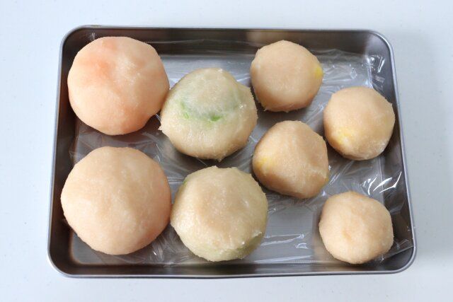 白あんでフルーツを包む。