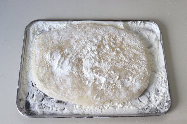 バットにコーンスターチを広げ、求肥を乗せて粗熱を取る。