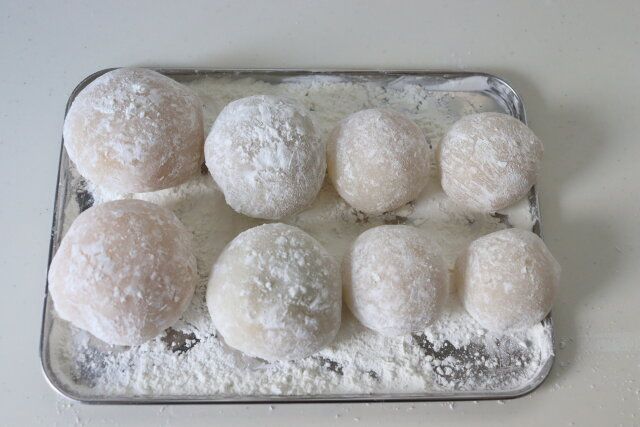 白あんで包んだフルーツを求肥で包む。