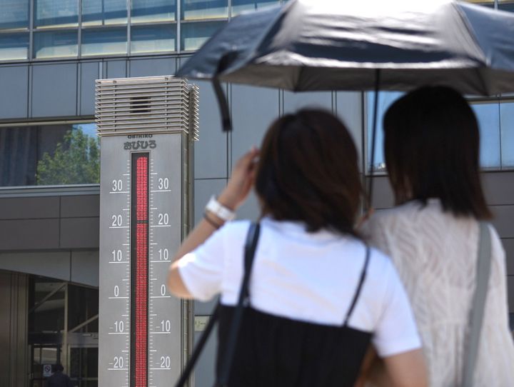  一時、目盛りの最高点を表示した北海道のJR帯広駅前の温度計（7月24日午後、北海道帯広市、時事通信フォト）