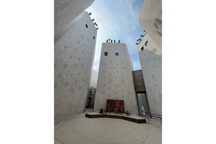 パビリオンの中心にある吹き抜けの「サウジ広場」。サウジアラビアの文化や芸術に触れられる多彩なイベントが開催されます。