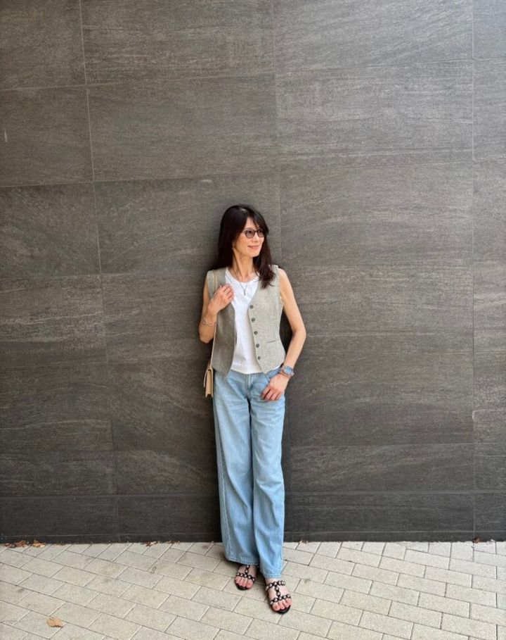 「ユニクロ」のドレープワイドフレアジーンズ×白Tシャツ＆グレージレ