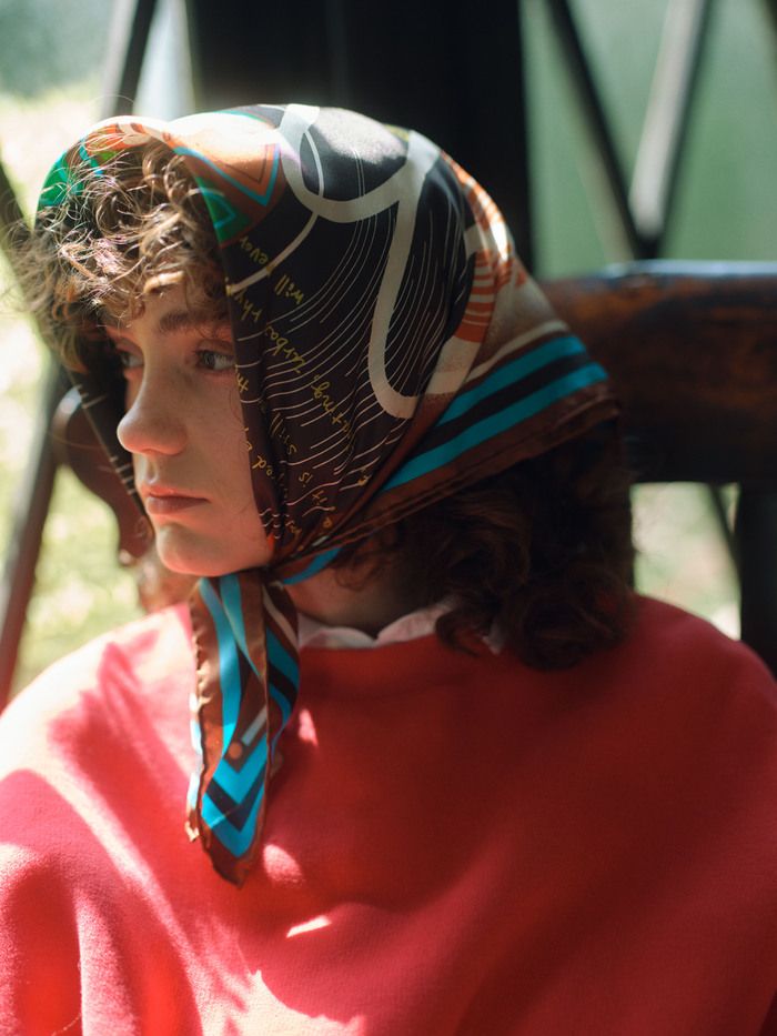 鏡の国をテーマにした絵画のようなスカーフを提案。「絵画を身に纏う」《マニプリ》の2025年秋冬のスカーフで奥行きのあるスタイルを