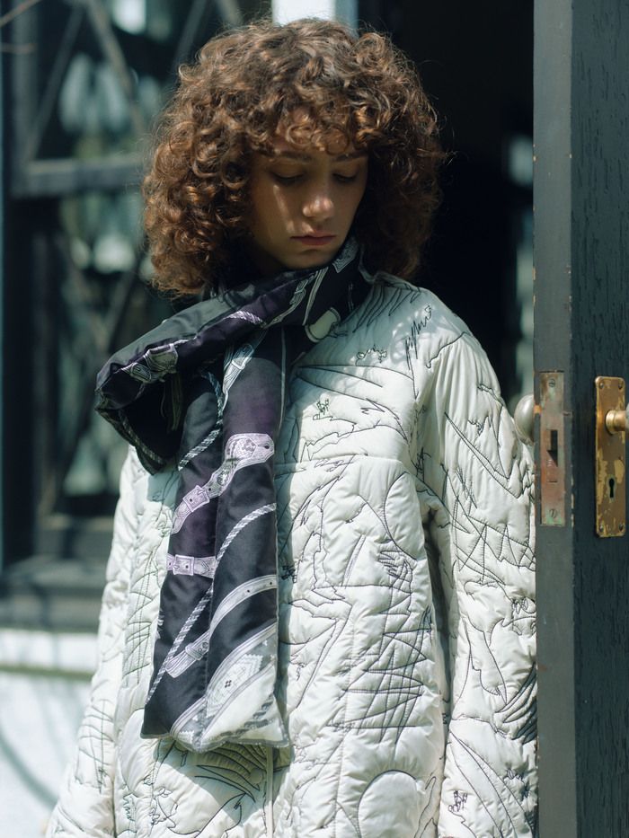 鏡の国をテーマにした絵画のようなスカーフを提案。「絵画を身に纏う」《マニプリ》の2025年秋冬のスカーフで奥行きのあるスタイルを