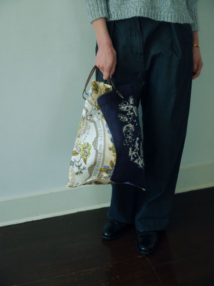 鏡の国をテーマにした絵画のようなスカーフを提案。「絵画を身に纏う」《マニプリ》の2025年秋冬のスカーフで奥行きのあるスタイルを